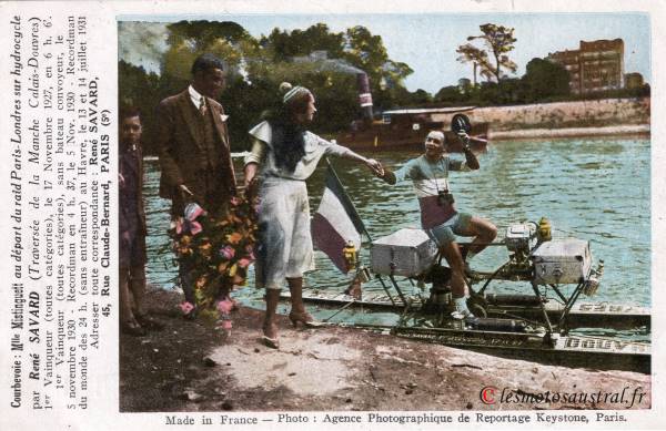 Courbevoie, Mlle Mistinguett au départ du raid Paris-Londres sur hydrocycle en couleur
