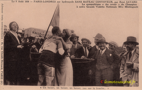 Savard embrassant Mlle Mistinguett au départ du raid Paris-Londres